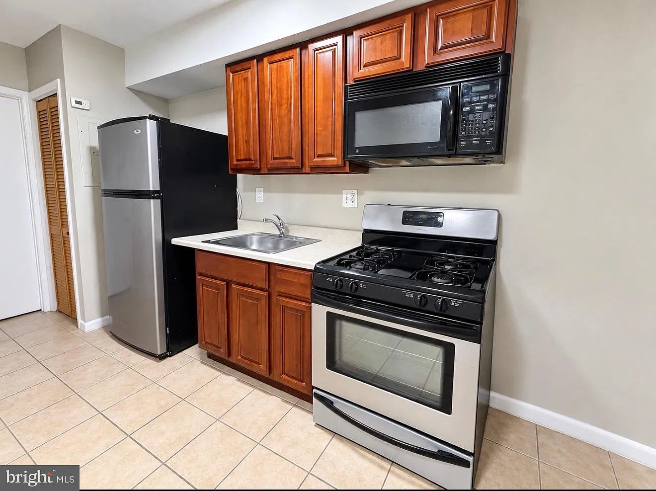 2 bed, 1.0 bath, 2996 sqft, $1,350 — Photo 3