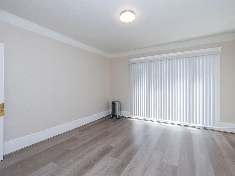 240 Grand — Photo 29