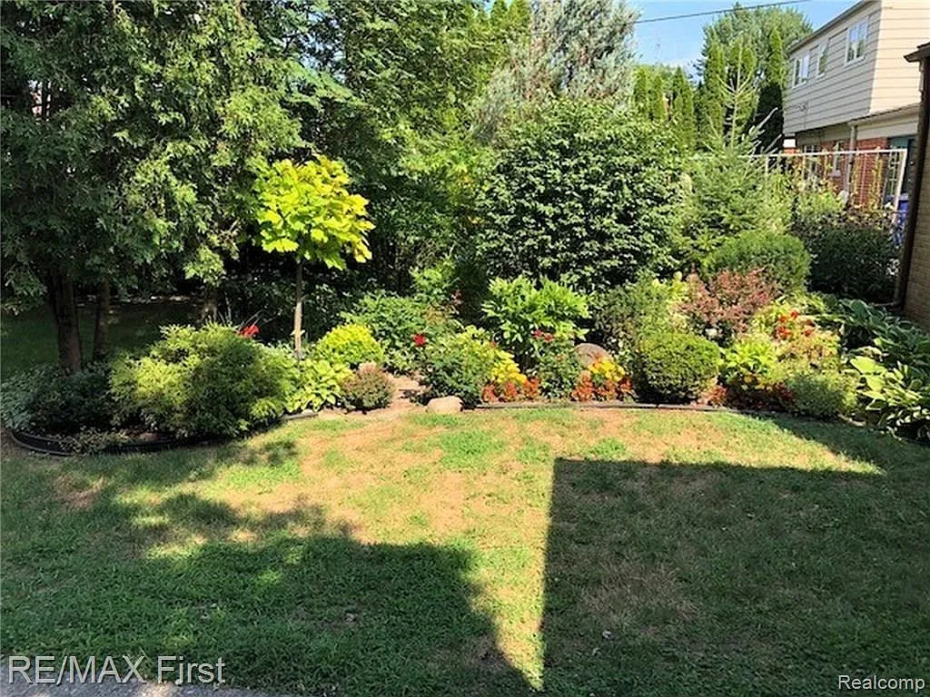 3 bed, 1.5 bath, 2450 sqft, $2,000 — Photo 3