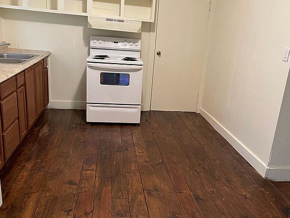 3rd image of 608 Hayman St #10