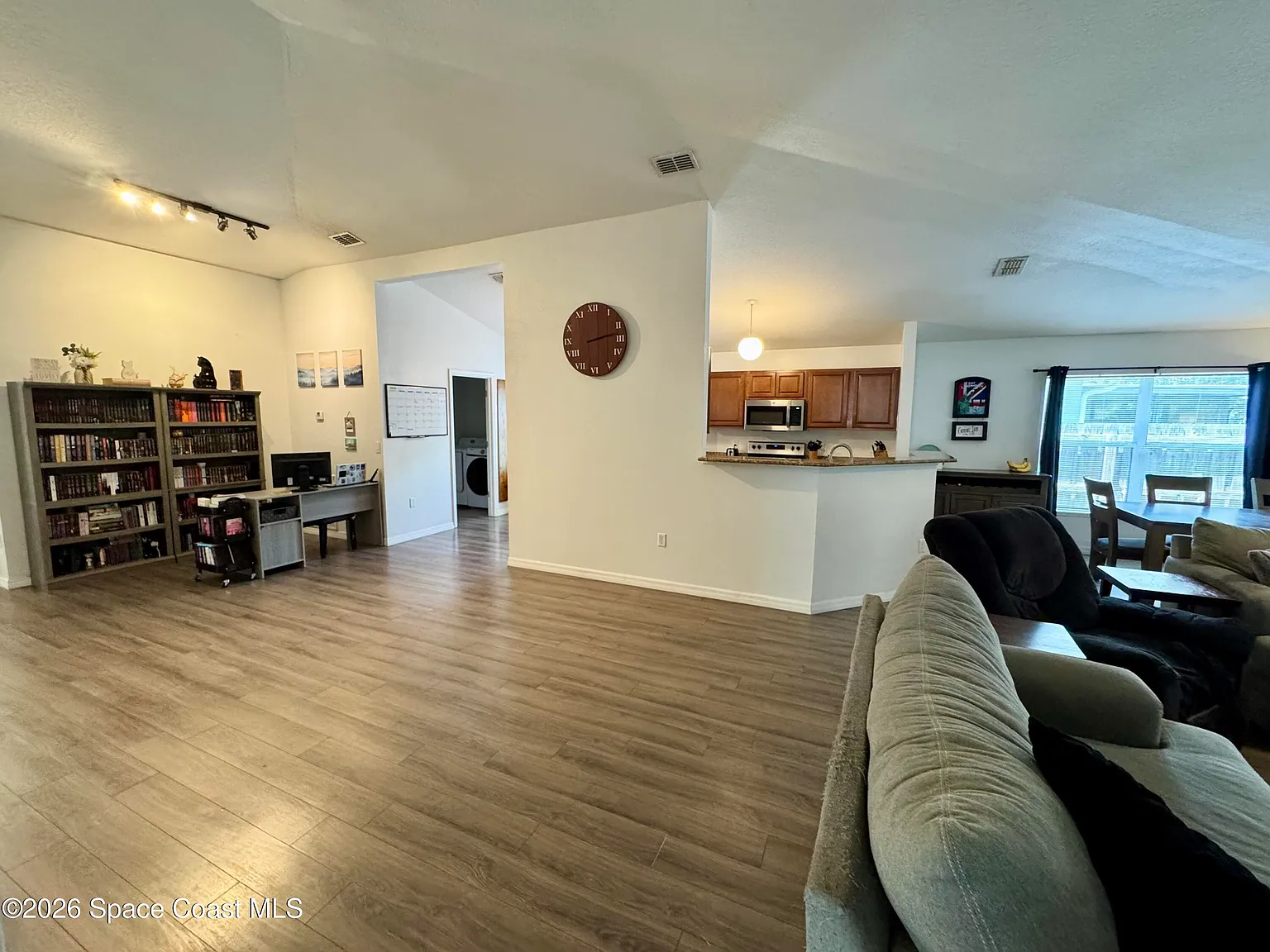 3 bed, 2.0 bath, 1874 sqft, $2,400 — Photo 4
