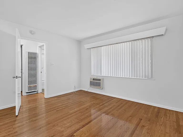 425 S Los Robles Ave — Photo 27