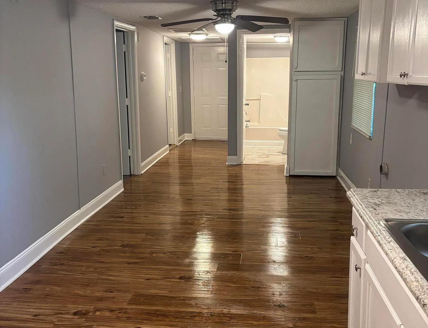 3 bed, 1.0 bath, 880 sqft, $1,100 — Photo 3