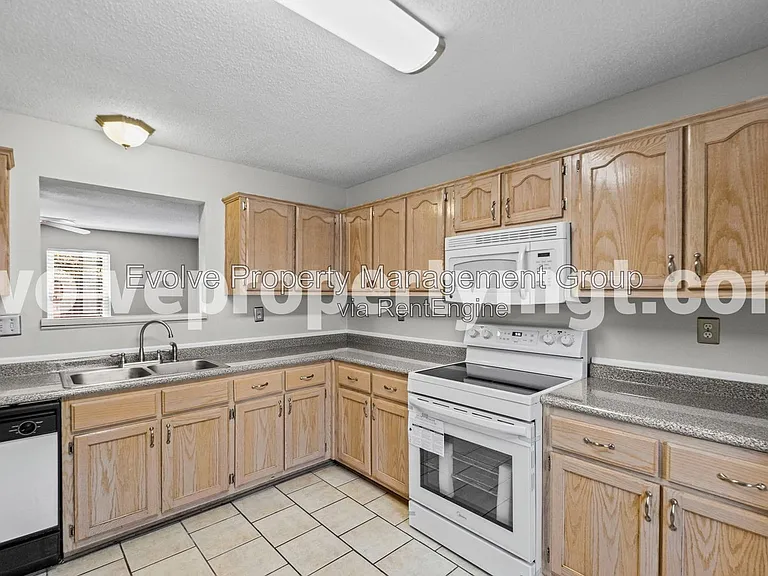 8363 Creek Front Dr — Photo 8