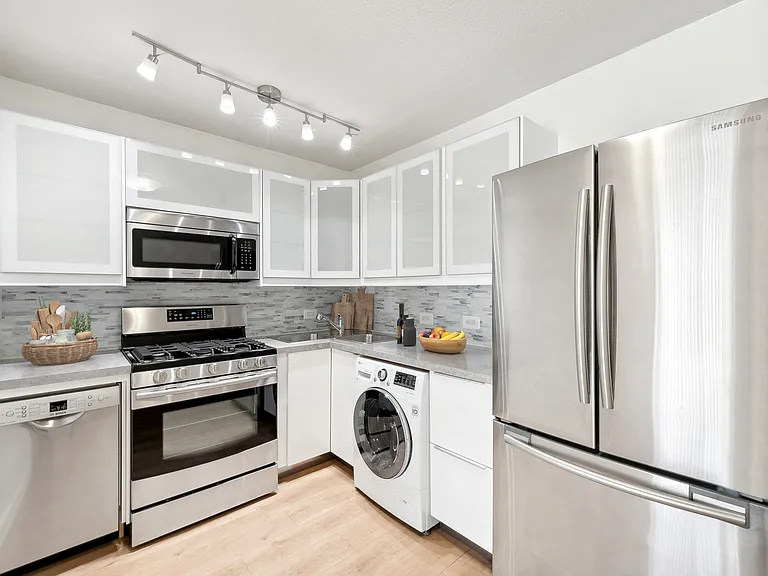 Windsor House Apartments — Photo 5
