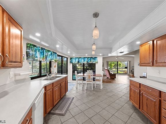 4th image of 609 SW 35th Ter