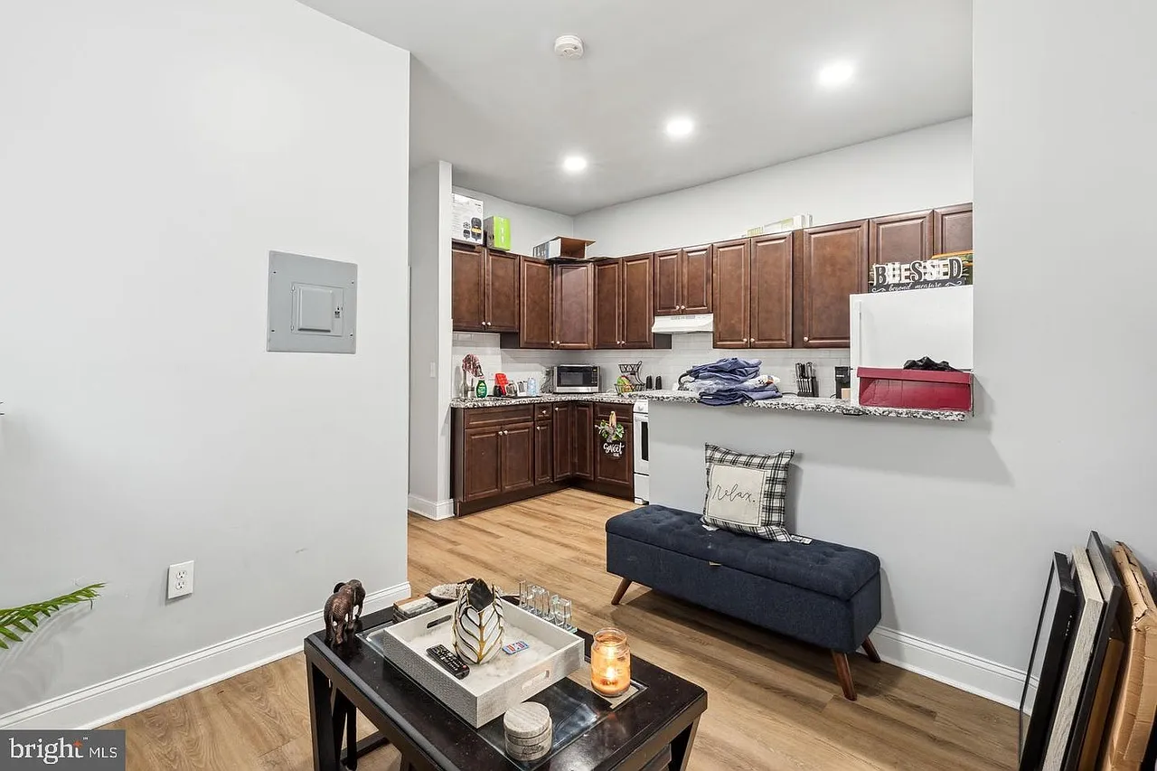 1633 W Oxford St — Photo 1