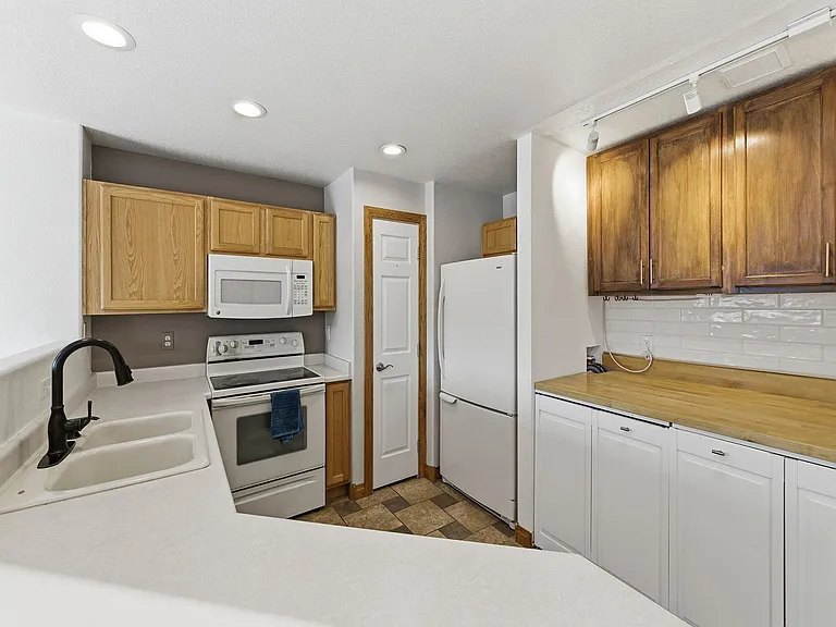 1650 Oak Creek Dr — Photo 7