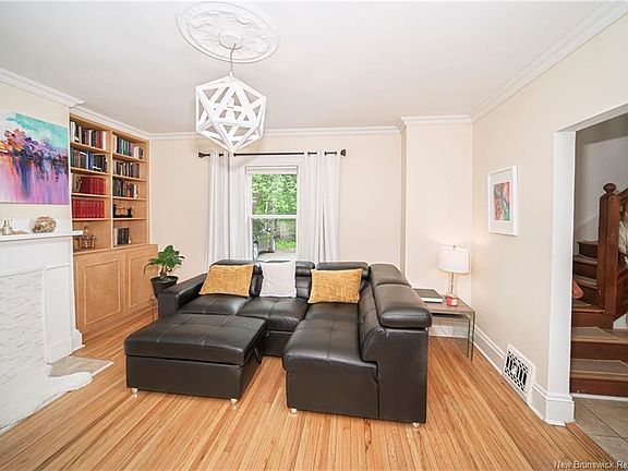 3rd image of 576 Charlotte St