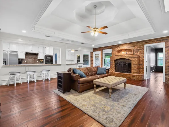 7304 Shady Hollow Ln, North Richland Hills, TX 76182