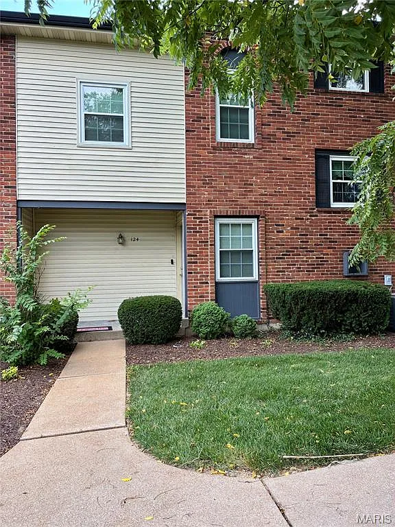 3 bed, 4.0 bath, 1900 sqft, $2,300 — Photo 1