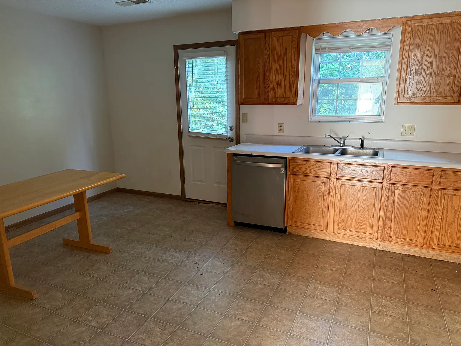 2 bed, 1.5 bath, 992 sqft, $900 — Photo 2