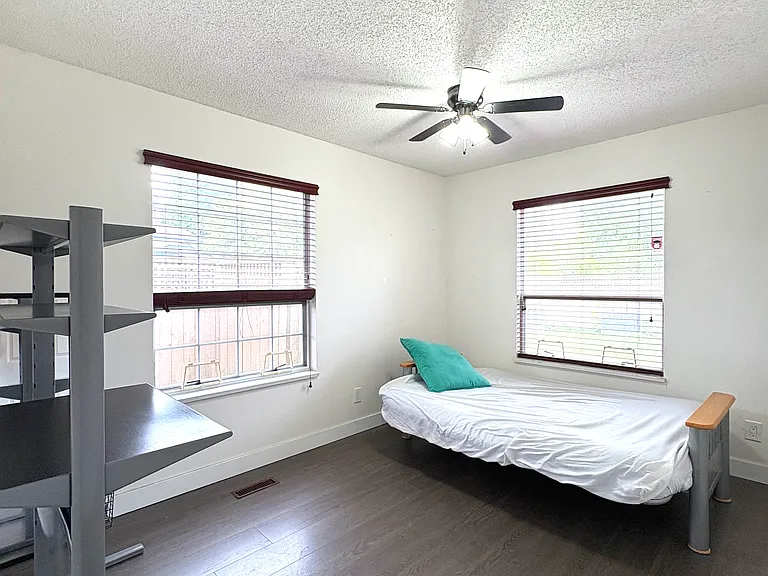 6220 Lynas Ln — Photo 7