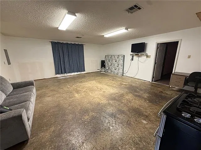 3 bed, 2.0 bath, 1300 sqft, $2,000 — Photo 2