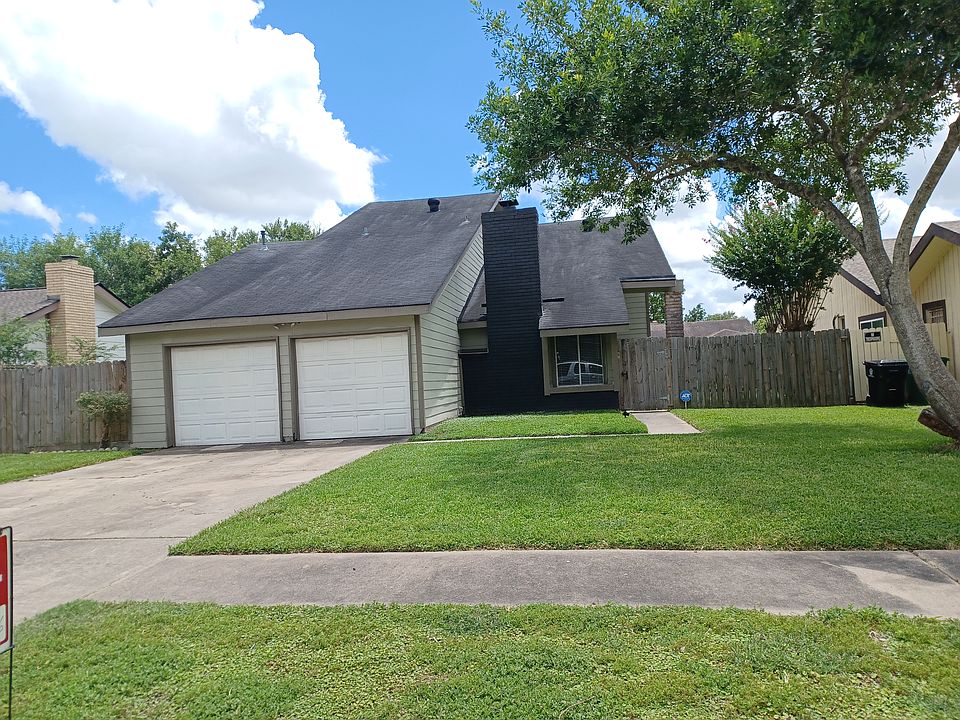 Front of House with 2 car garage