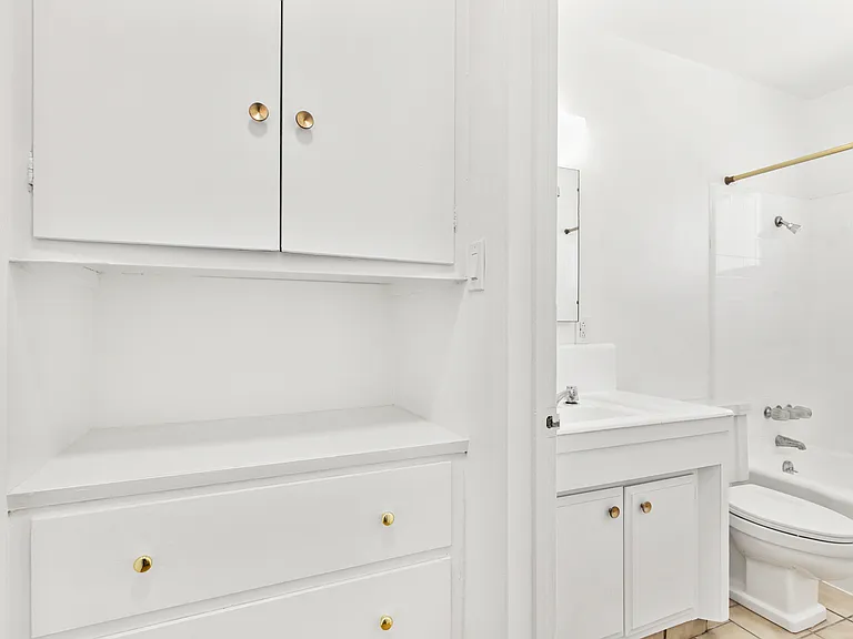 412 W Queen St #6 — Photo 10
