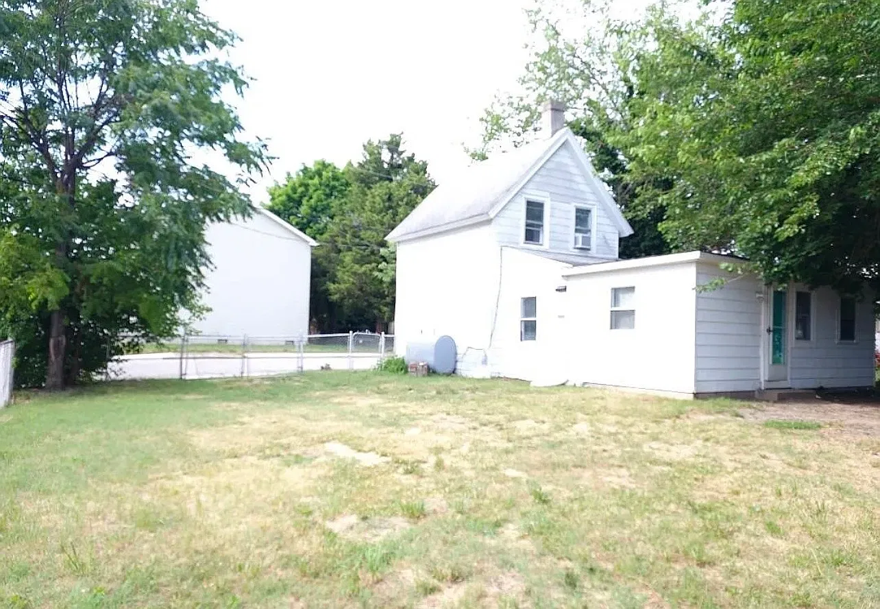 118 NW 3rd St — Photo 2