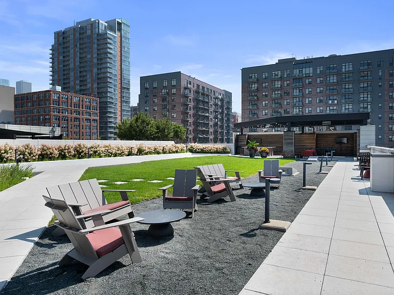 Outdoor Patio Area at The Elle Apartments in Chicago, IL 60605