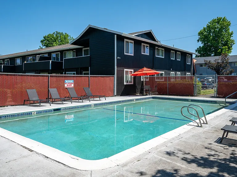 Country Oaks | Outdoor Pool and Lounge