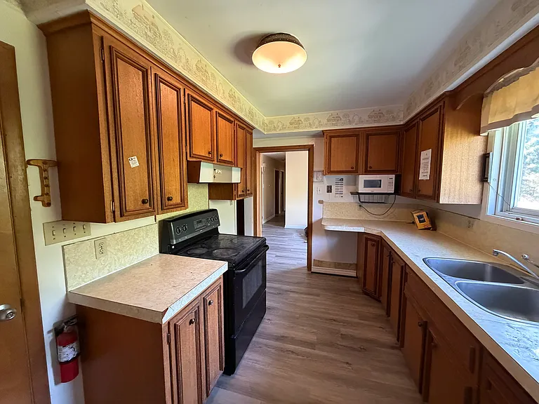 221 Montgomery St — Photo 10