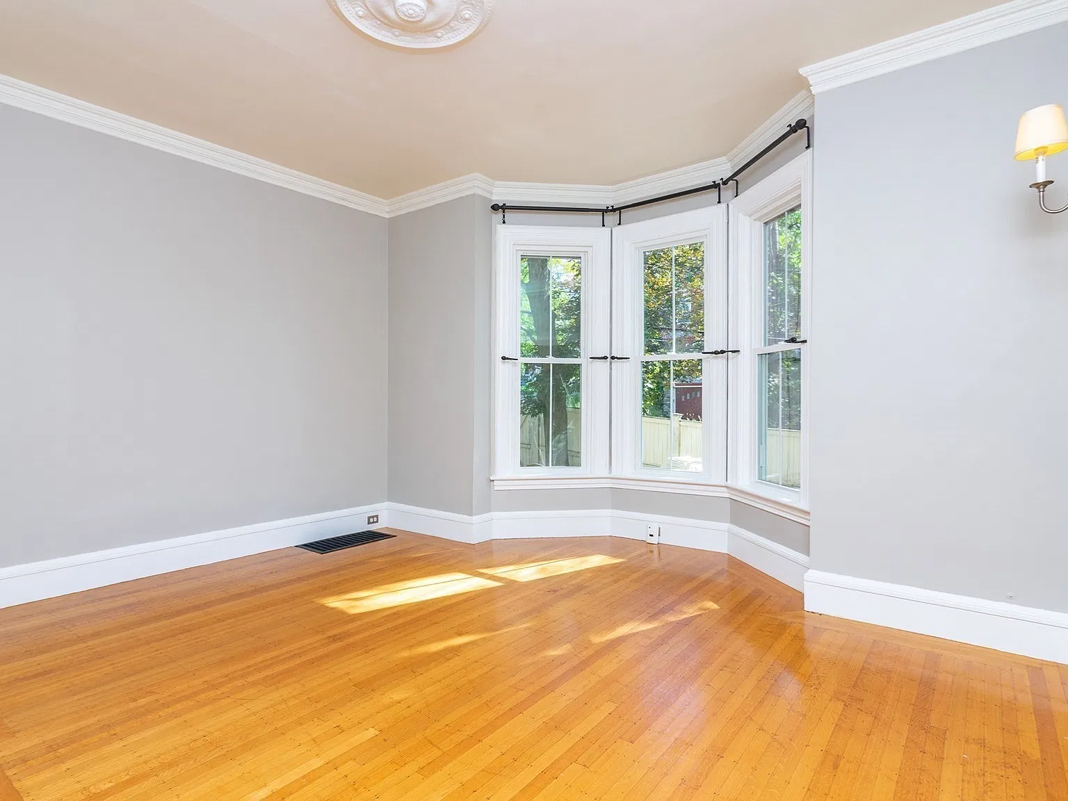 3 bed, 1.0 bath, 1100 sqft, $3,200 — Photo 4