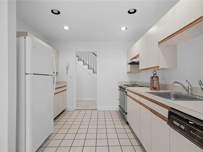 510 Corey Ln — Photo 8