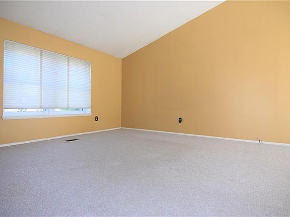 5th image of 110 Dinwiddie Dr