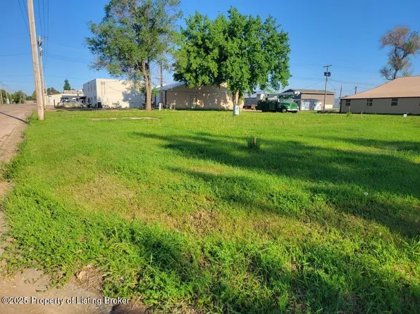 411 1/2 1st Ave E, Lemmon, SD 57638