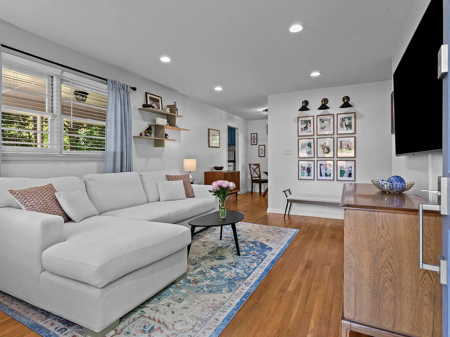 3 bed, 1.5 bath, 1100 sqft, $2,700 — Photo 3