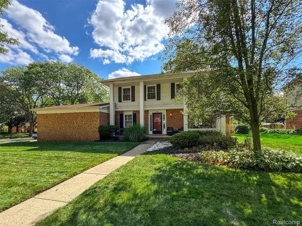 2698 Willard Dr, Troy, MI 48085