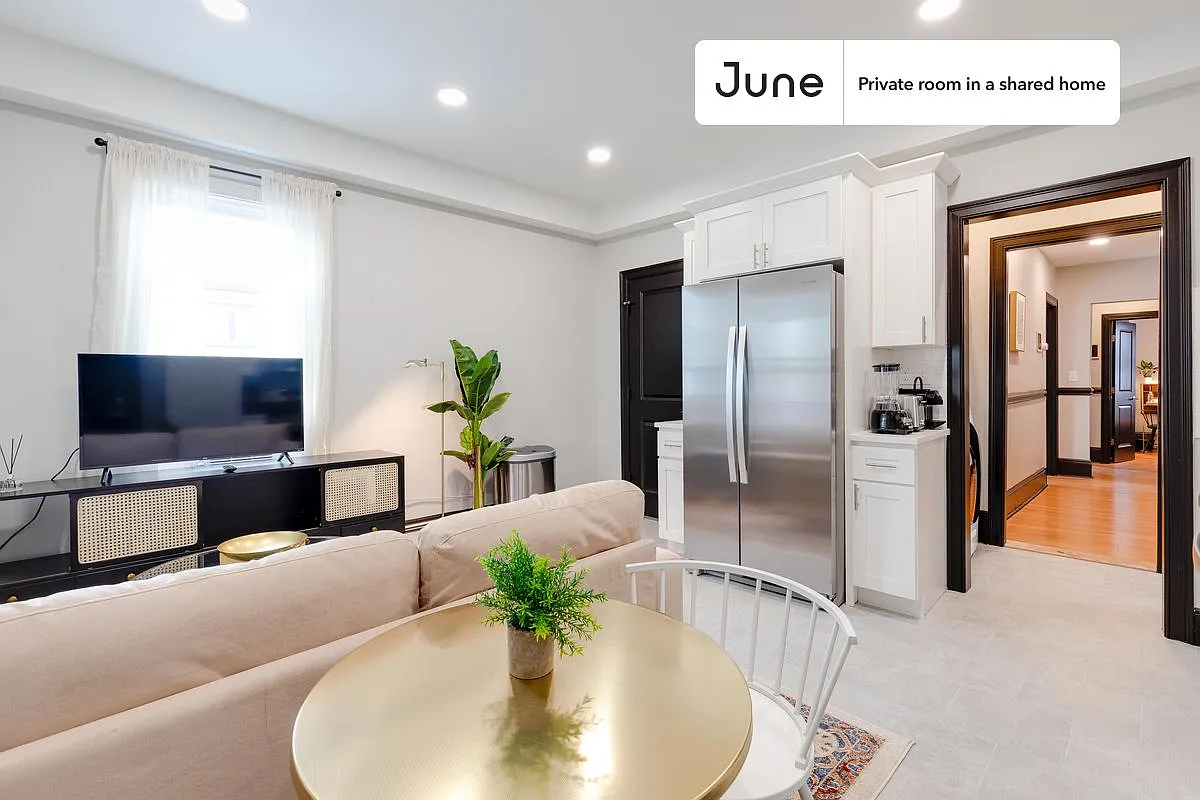 Full bedroom in 4 bed/1.5 bath home in South Boston #193 2C — Photo 4