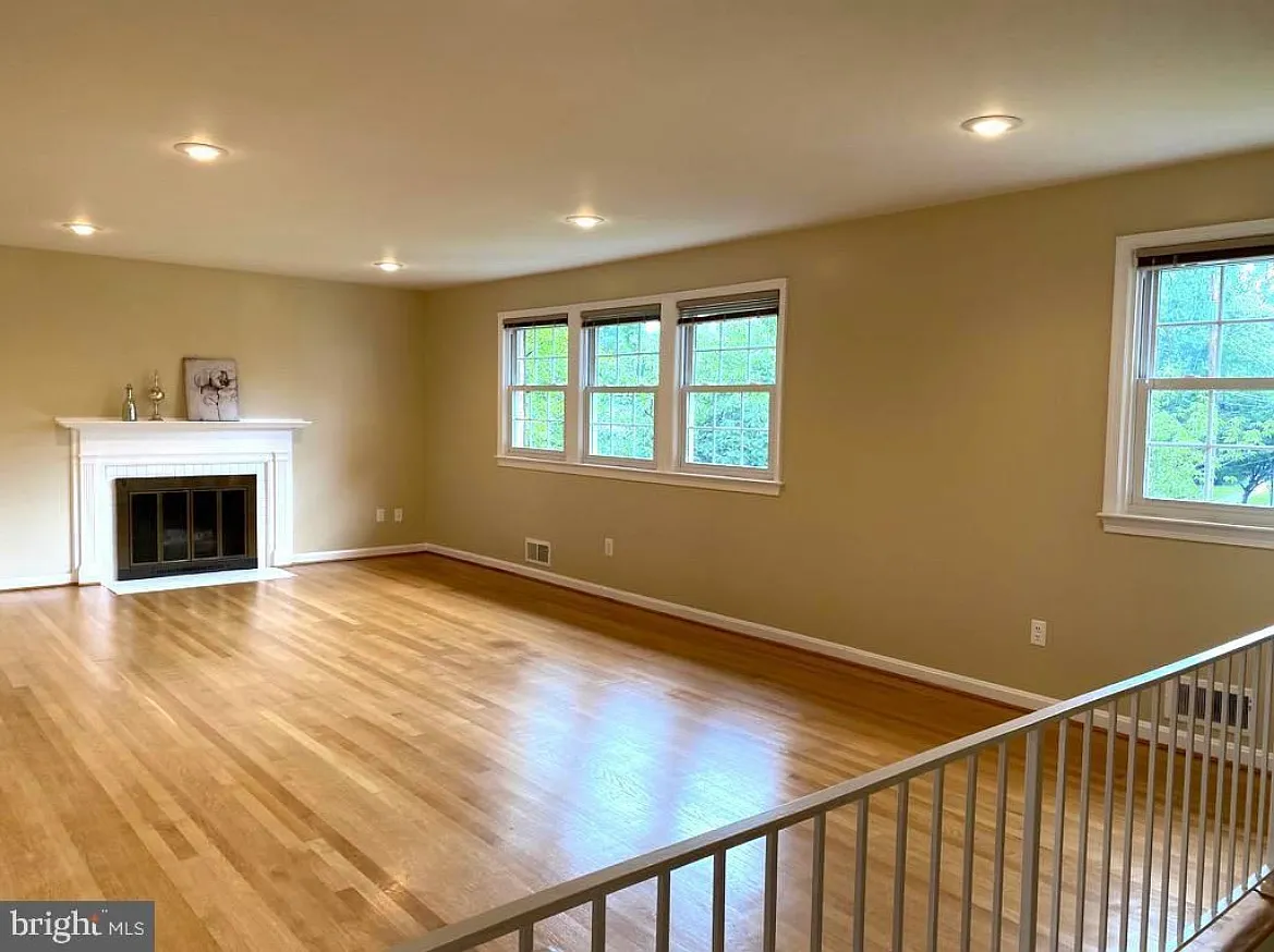 4 bed, 2700 sqft, $5,400 — Photo 4
