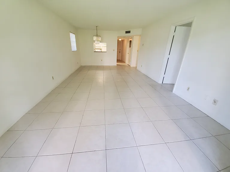 Sherwood Square Apartments — Photo 10