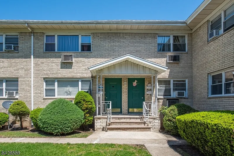 2 bed, 1.0 bath, $1,950 — Photo 2