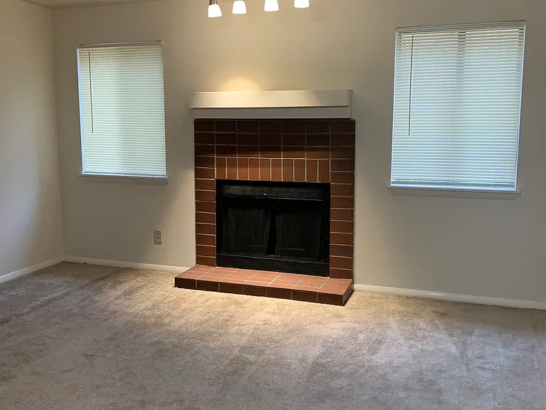 690 Julia St NW — Photo 6