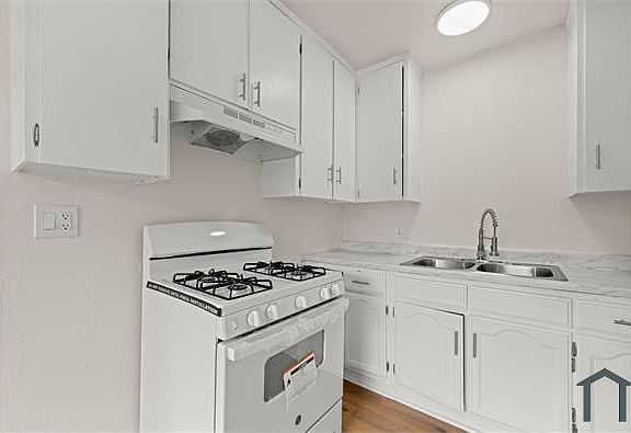 4th image of 14634 Blythe St #102