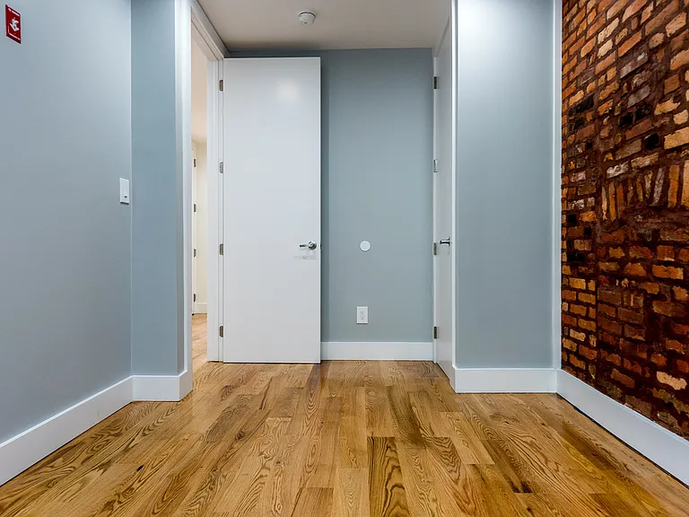 129 Ryerson St #1 — Photo 7