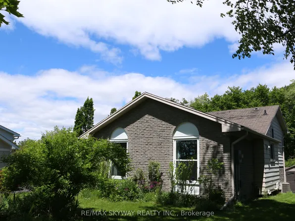 18 Matthew Ct, Kitchener, ON N2B 1W6