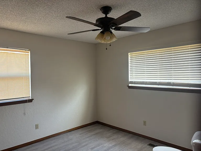 1703 Lancaster Cir — Photo 5