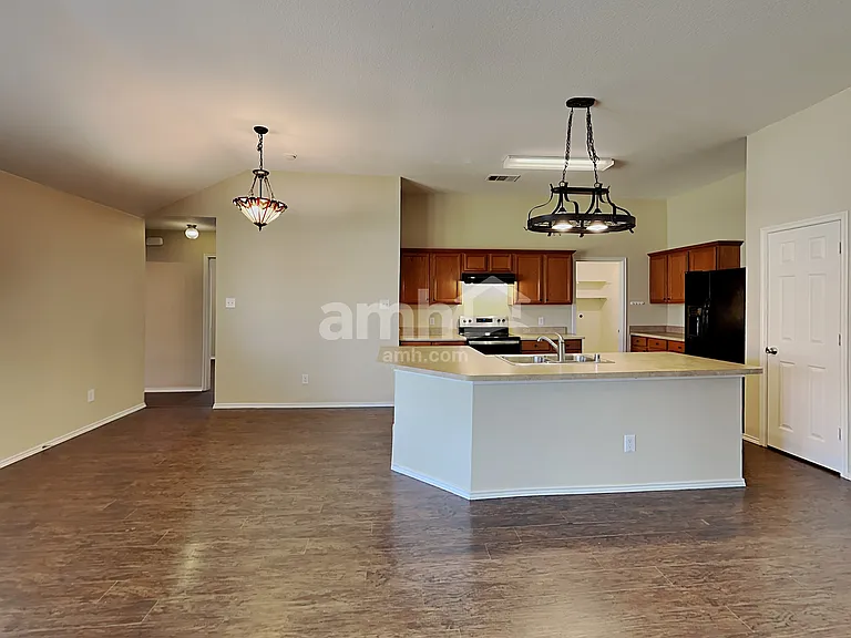 530 Hickory Ln — Photo 5