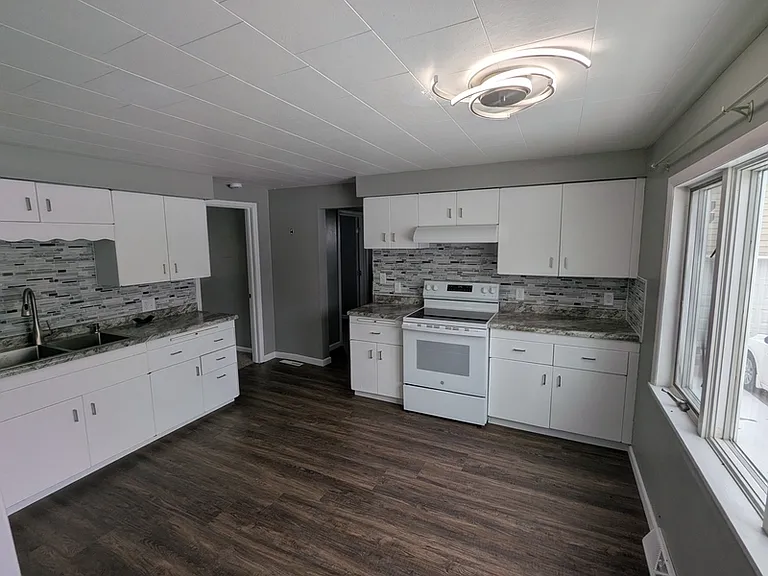 520 E Washington St — Photo 7