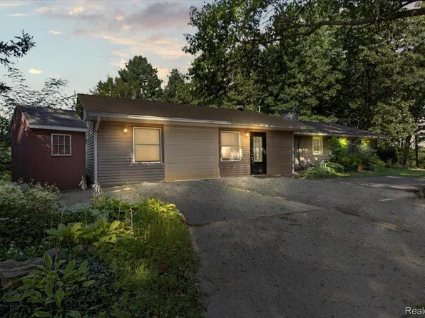 1190 Tracilee Dr, Howell, MI 48843
