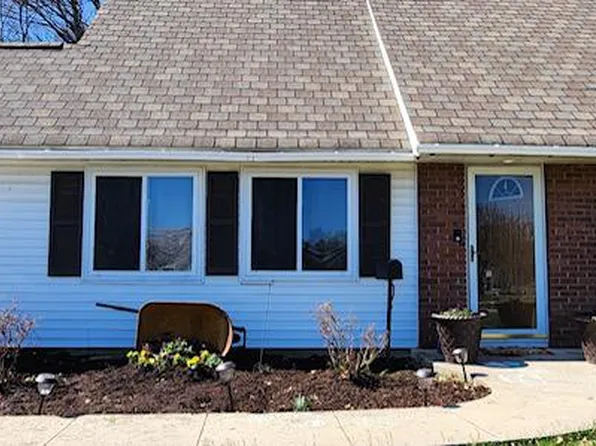 107 Vermillion Dr, Levittown, PA 19054