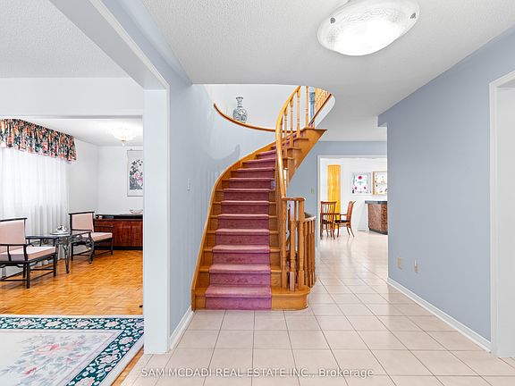 2nd image of 4461 Gladebrook Cres