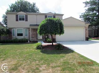 18386 Ash Creek Dr, Macomb, MI 48044