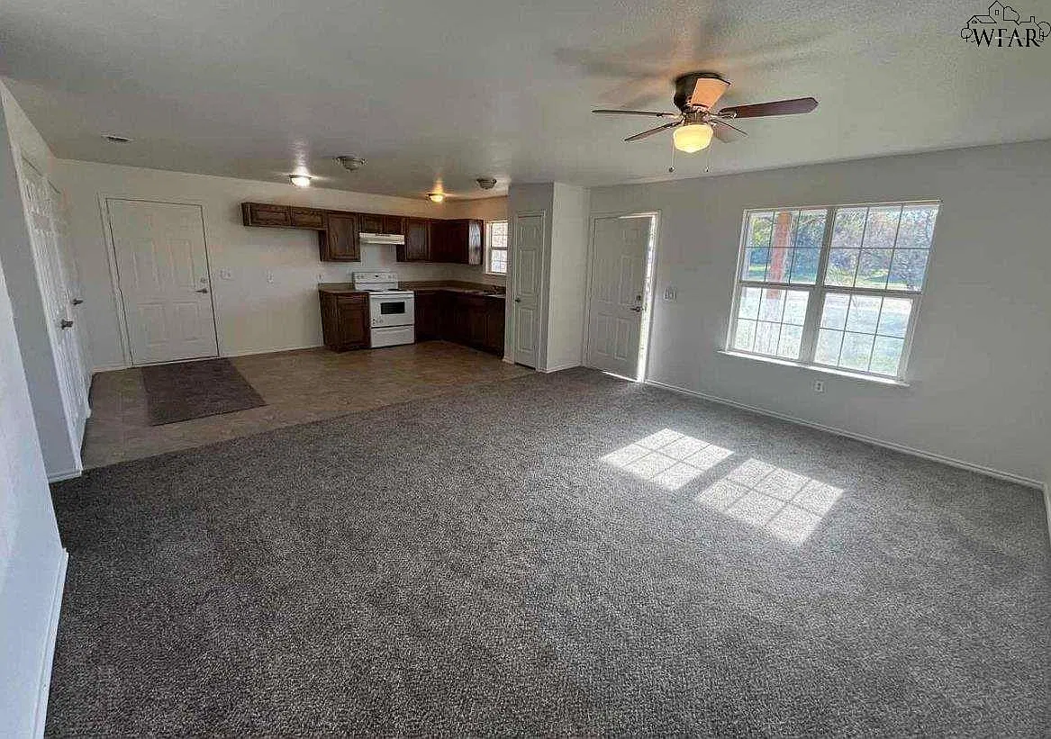 3 bed, 2.0 bath, 1196 sqft, $1,200 — Photo 4