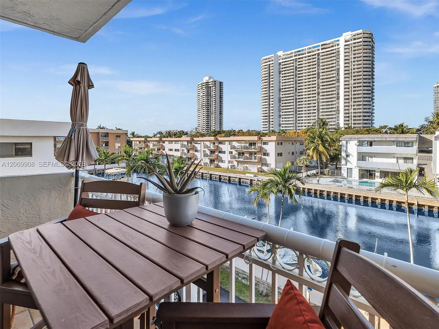 Bayview Point South Condo — Photo 4