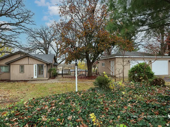 1010 Burr St, Lake In The Hills, IL 60156