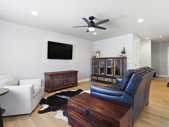 4th image of 6743 Rogue River Rd