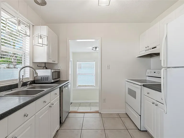 1914 W Aileen St — Photo 11
